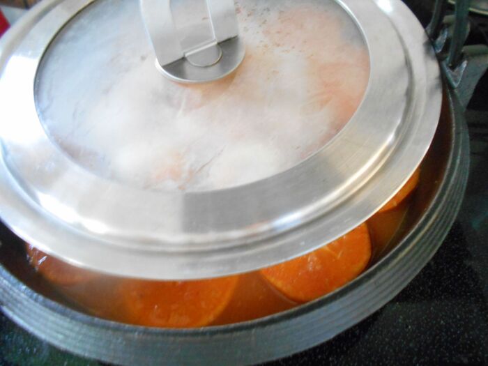 Aの材料でスープを作ったら鍋に巻いた白菜とミカンを並べる。