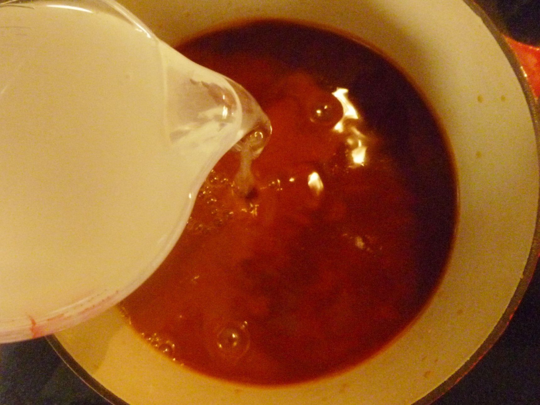 市販品キムチ鍋のスープとレモン汁を鍋に入れる。