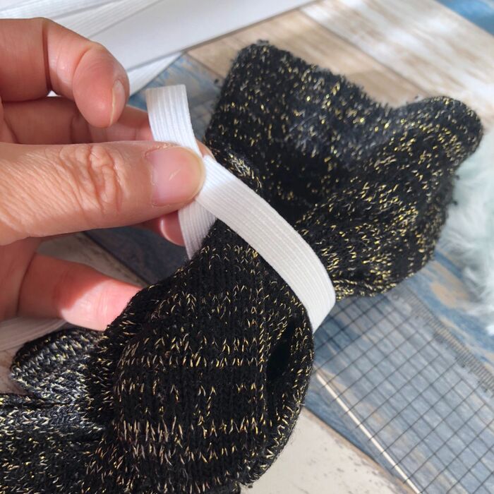 ゴムを通します