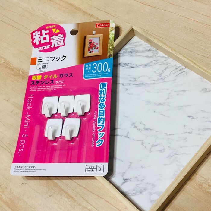 材料は、ダイソーのミニフックとトレー