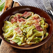 レンチン混ぜうどん ベーコンとキャベツ