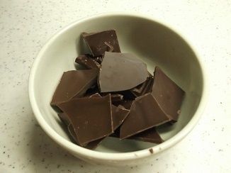 チョコを割って湯せんで溶かす。