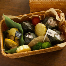 蒸れない!おいしさ保つ 竹かごのお弁当箱♪