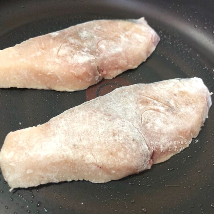 ➁薄力粉は薄くつけて、焼き目がつくまで焼いて!