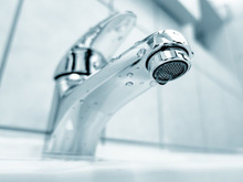 その蛇口には黒カビが! 蛇口の黒カビをキレイにする方法