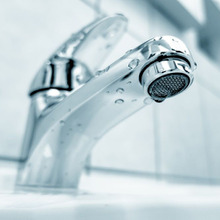 その蛇口には黒カビが! 蛇口の黒カビをキレイにする方法