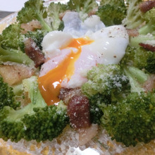 ずぼら式ドレッシングで! ブロッコリーの温玉のせシーザーサラダ