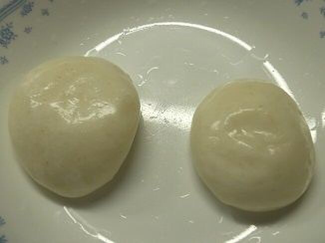 餅は、包丁で切れる柔らかさにチン