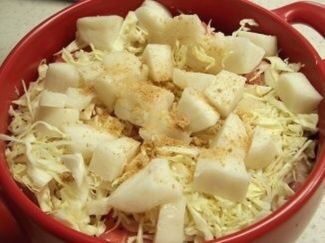 コンソメと水を入れて蒸し煮