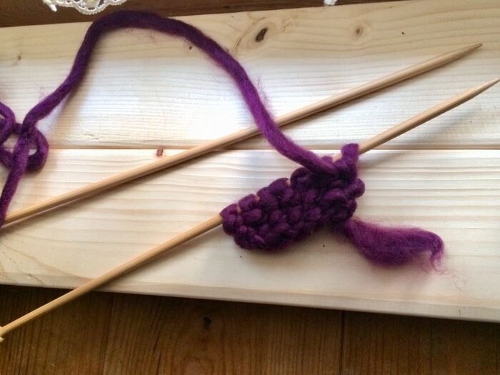 棒針で鹿のこ編みをします。