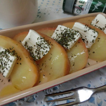 水で煮るだけが超絶美味しい♪ りんごの水煮 チーズをのせて☆