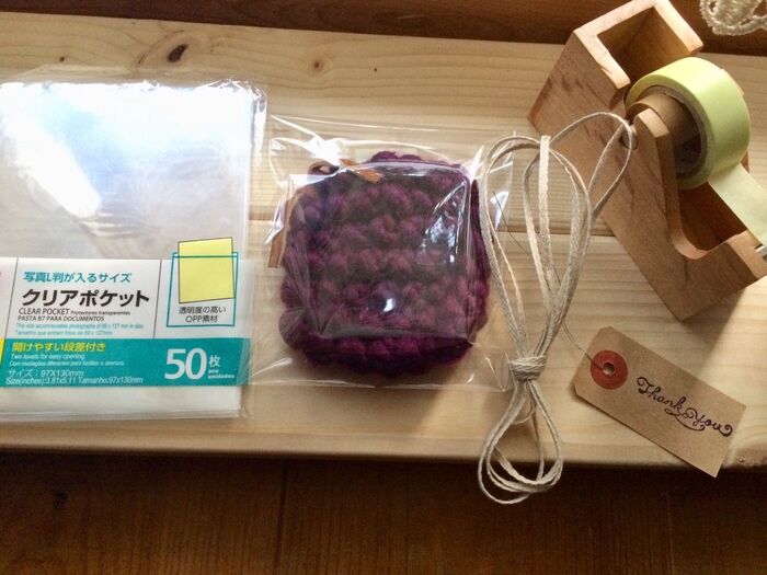 百均のクリアポケットにアクリルたわしを入れます。