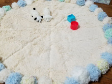 ダイソーのラグをふわもこ毛糸でおめかし!プレイマットにリメイク