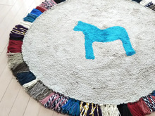 毛糸のタッセルでラグをアレンジ☆寄せ集めた毛糸で大変身