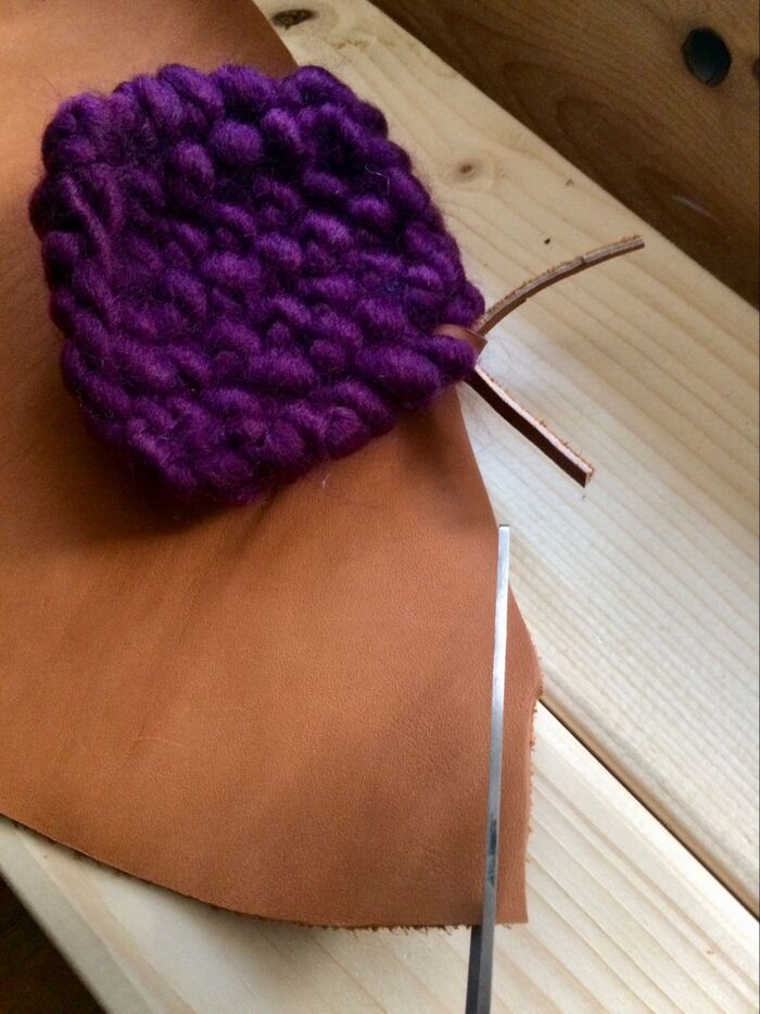 皮のハギレを細く切ります。