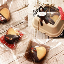 100均でバレンタインラッピング♪*チョコがけラムレーズンチーズサンド*