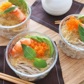 1年のはじまりから!縁起のいいレシピ「えびとアボカドのカップそば」