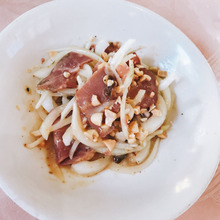 簡単すぎドレッシングで和えるだけ玉ねぎとパストラミビーフのサラダ