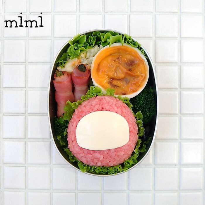 ③おにぎりを詰めます。
