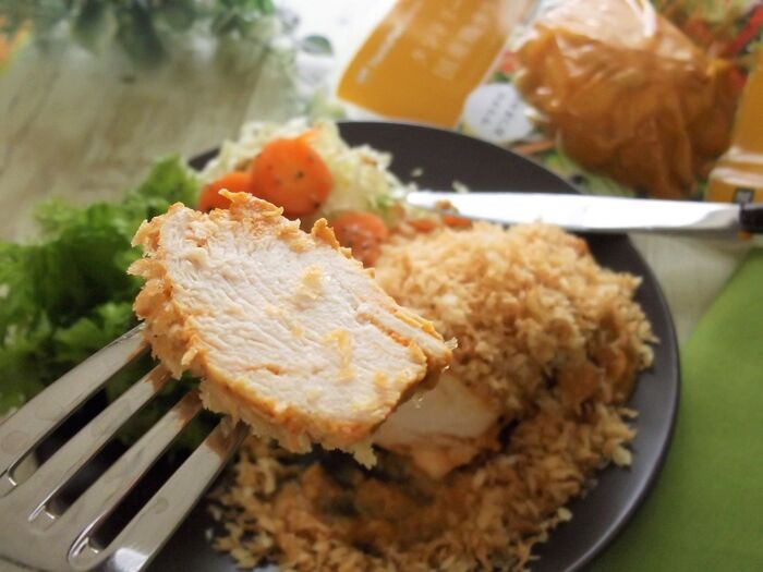 口の中で極上カレーパンに♪ファミマのサラダチキン(タンドリーチキン風)でチキンカツ風