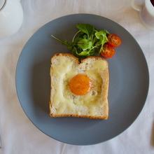 くり抜いてからの! ハムエッグチーズトースト