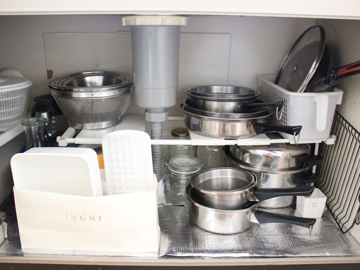 流し台の下でも紙袋で小分け収納♪