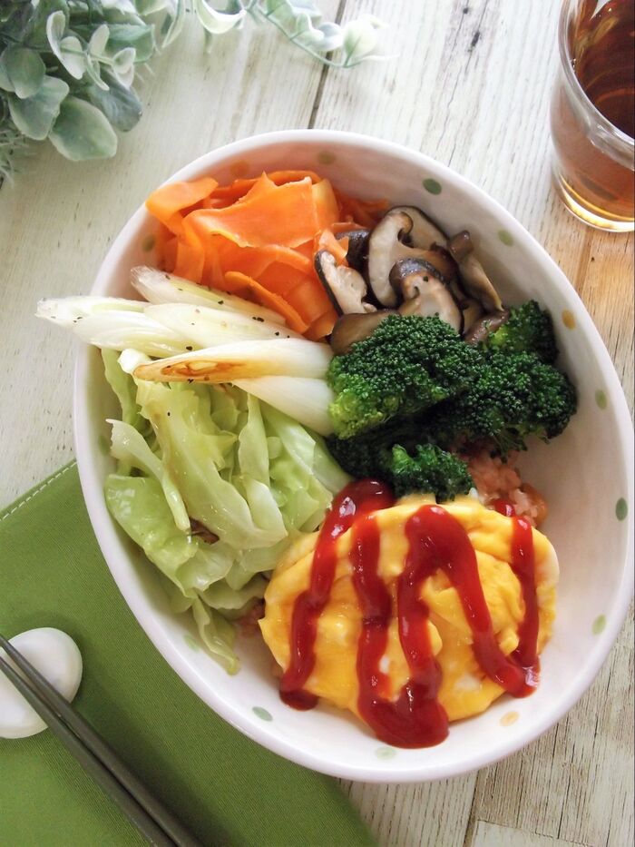 ほぼ一日分の野菜♪福神漬けがポイント!たっぷり焼き野菜オムライスボウル