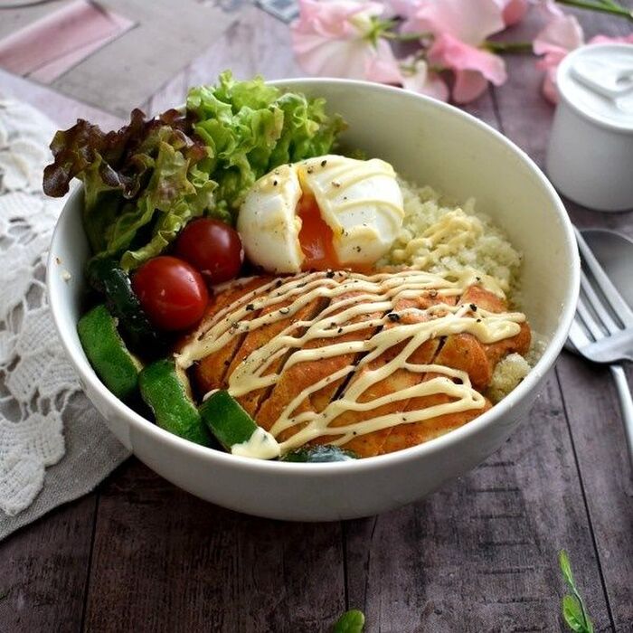 カリフラワーライスとタンドリー風サラダチキンで糖質オフ丼