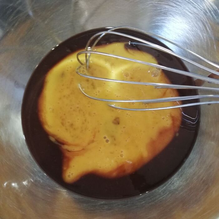 ②卵を加えます。