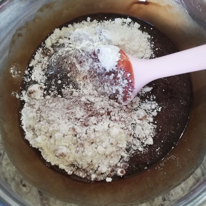 ④粉類を加えます。