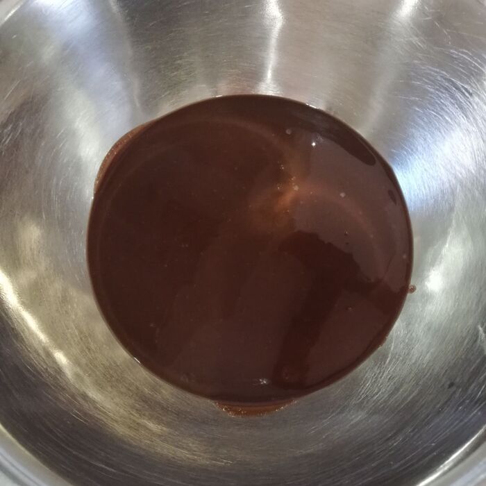 ①チョコレートを溶かします。