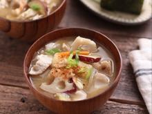 具だくさんあったか豚汁とおにぎりくん