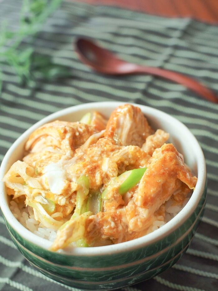 和風なのにスパイシー!「カレー風親子丼」の作り方