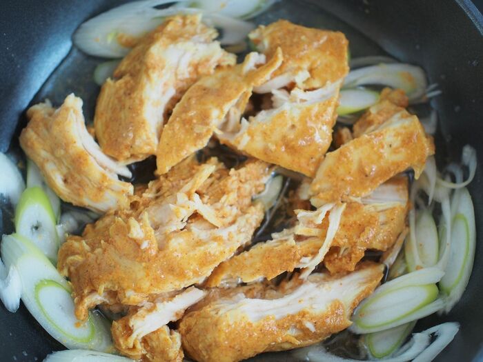 ③フライパンへ材料を入れる