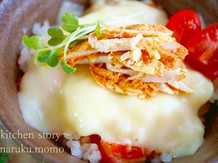 チーズを乗せ、サラダチキンを乗せる。