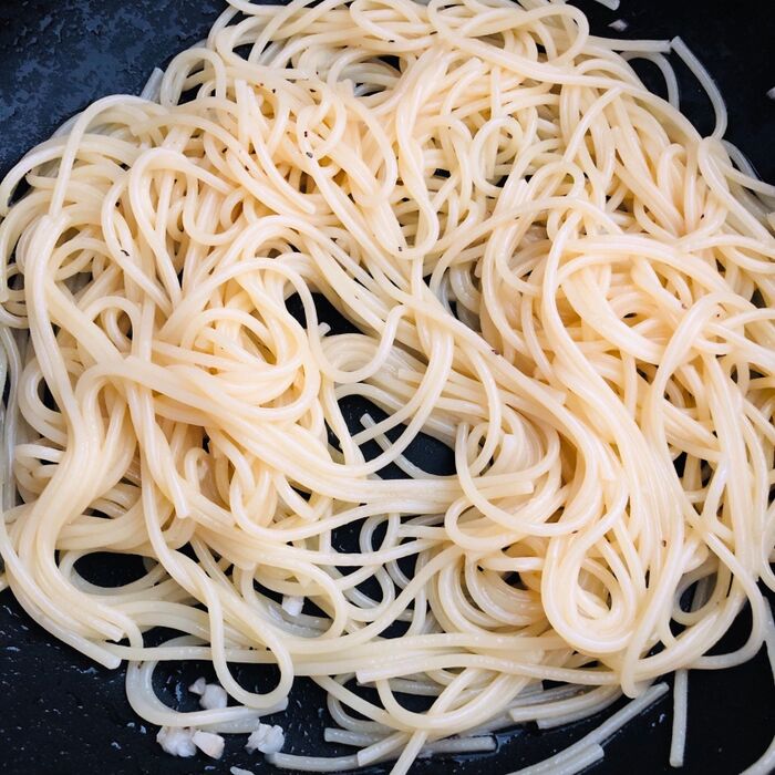 茹で上がったスパゲティを加えて絡めます。