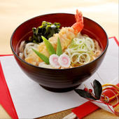 1年のはじまりから!縁起のいいレシピ「えび天わかめうどん」