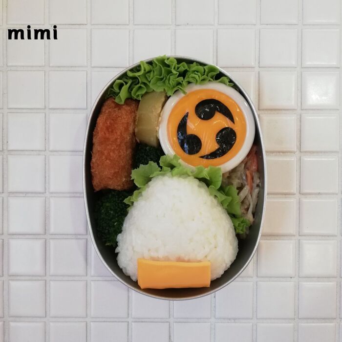 ④おにぎりを詰めます。