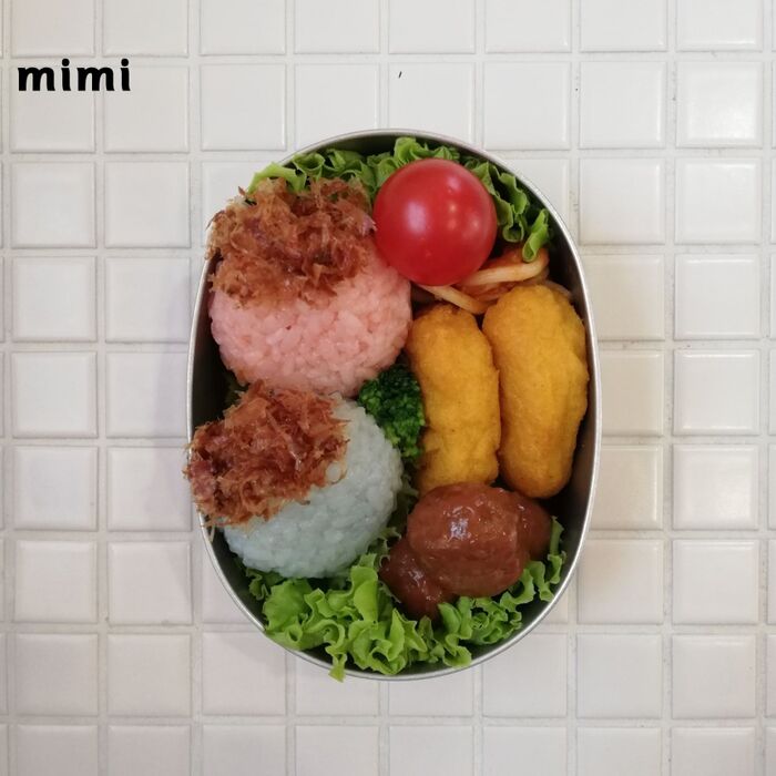 ③おにぎりを詰めます。