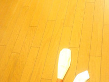 意外なモノで!フローリングの白いシミを消してツヤツヤ