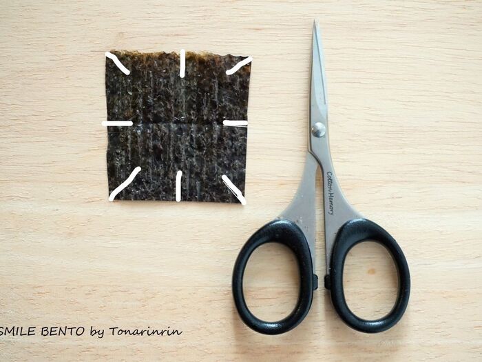 包みやすいように海苔に切れ目を入れる。