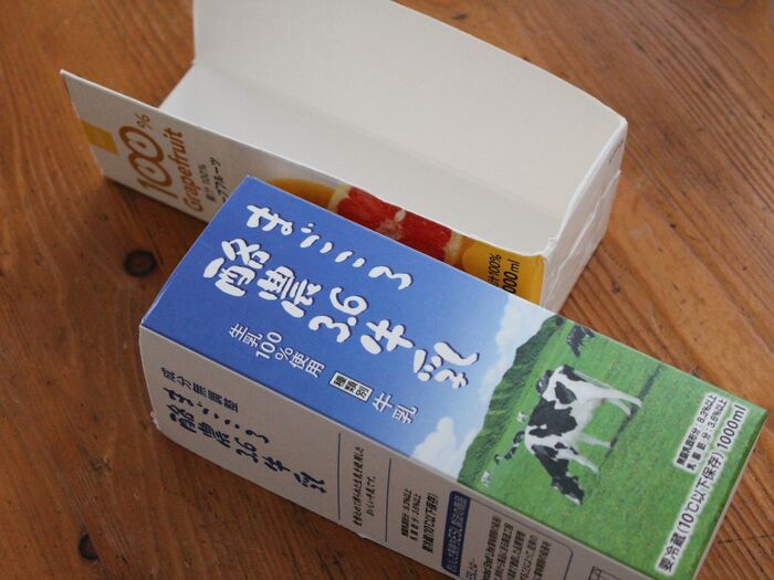 牛乳パックを切る