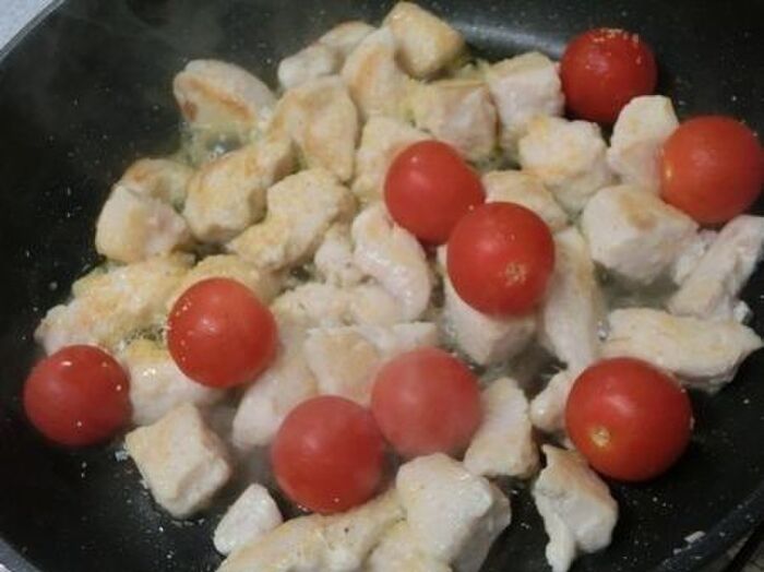 2.プチトマトを入れて炒め合わせる