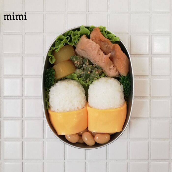 ③おにぎりを詰めます。