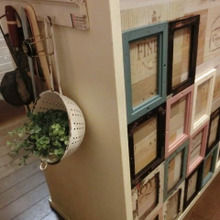 【フォトフレームリユース】丸見えになった収納家具の背面を100均デコレーション♪