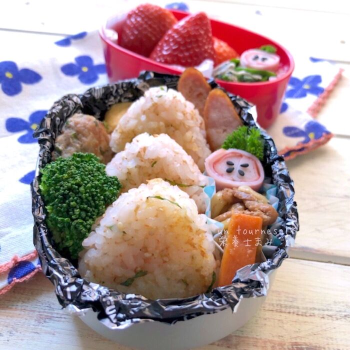 主人の大好きな焼きおむすびで❤娘ちゃん弁当❤【しそと明太子の焼きむすび】