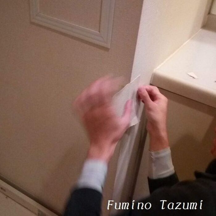 痛んでいる部分より少し大きめの  新しいクロスを用意します