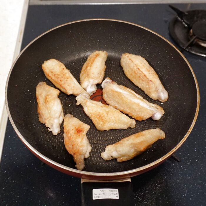 鶏手羽の下処理をします。