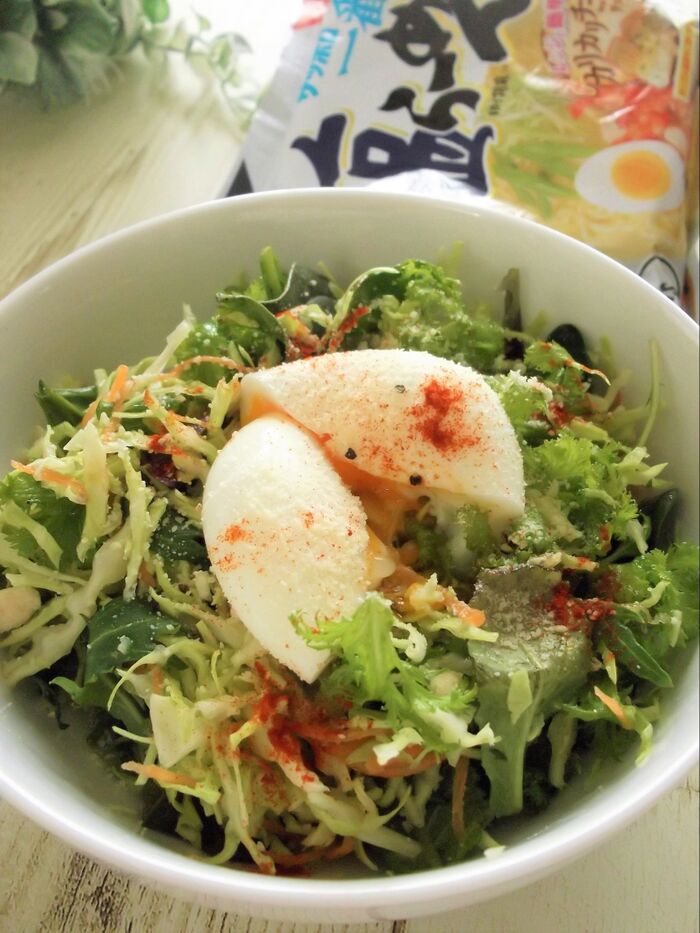 なんと!ラーメンスープが旨塩ドレッシングに♪ サッポロ一番でお変わり つゆだくサラダ