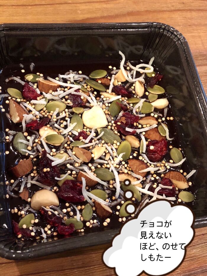 型に流してトッピングをのせるだけ!